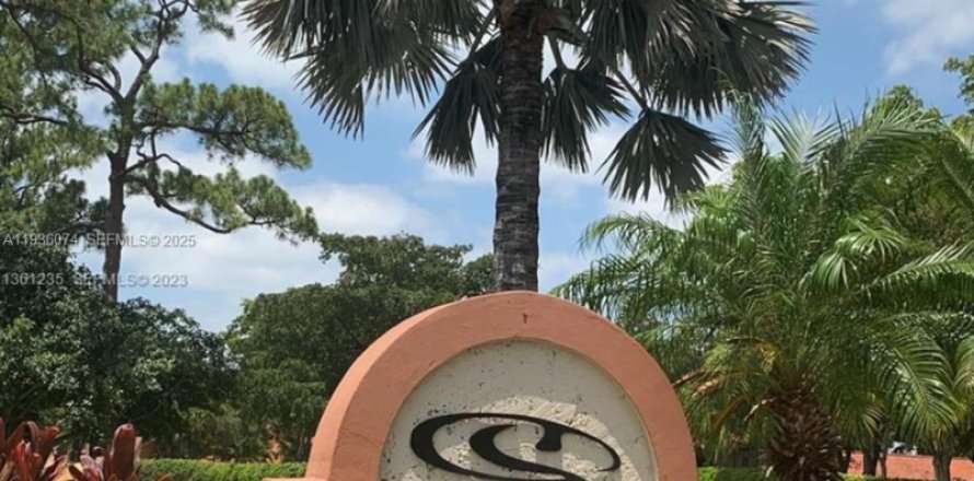 Кондоминиум с 1 спальней в Маргит, Флорида № 1994701