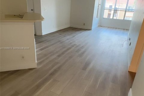 Снять в аренду кондоминиум в Маргит, Флорида 1 спальня, 66.15м2, № 1994701 - фото 4