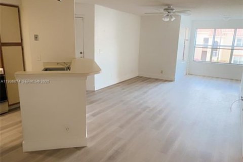 Снять в аренду кондоминиум в Маргит, Флорида 1 спальня, 66.15м2, № 1994701 - фото 15