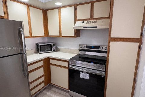 Снять в аренду кондоминиум в Маргит, Флорида 1 спальня, 66.15м2, № 1994701 - фото 17