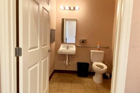 Immobilier commercial à louer à Lady Lake, Floride: 180.6 m2 № 957576 - photo 11