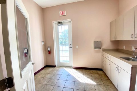 Immobilier commercial à louer à Lady Lake, Floride: 180.6 m2 № 957576 - photo 2