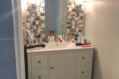 Condo in Lauderhill, Florida, 2 bedrooms  № 2024797 - photo 7