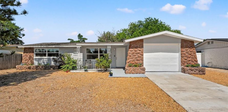 House in New Port Richey, Florida 3 bedrooms, 124.12 sq.m. № 1781229