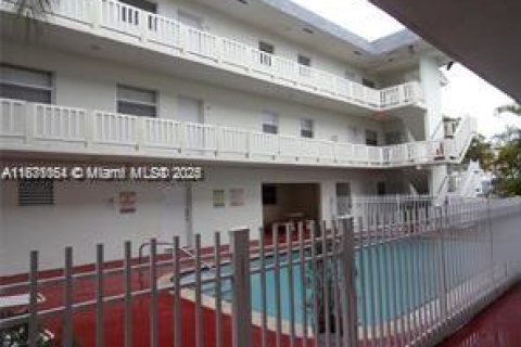 Condo in North Miami, Florida, 2 bedrooms  № 1807089 - photo 12