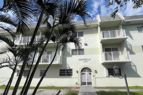 Condo in North Miami, Florida, 2 bedrooms  № 1807089 - photo 1