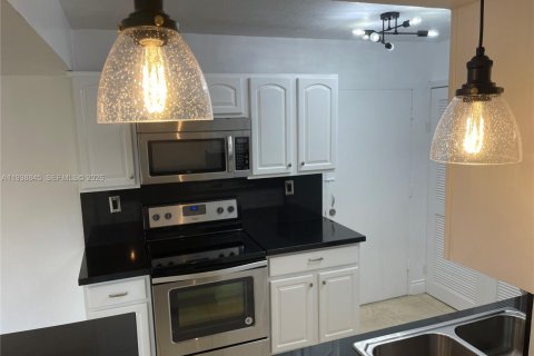 Condo in Miami, Florida, 3 bedrooms  № 1996700 - photo 15