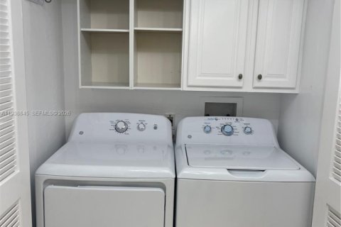 Condo in Miami, Florida, 3 bedrooms  № 1996700 - photo 20