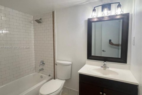 Condo in Miami, Florida, 3 bedrooms  № 1996700 - photo 29