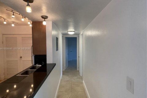 Condo in Miami, Florida, 3 bedrooms  № 1996700 - photo 19