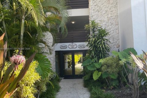Condo in Miami, Florida, 3 bedrooms  № 1996700 - photo 2