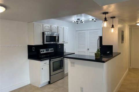 Condo in Miami, Florida, 3 bedrooms  № 1996700 - photo 13