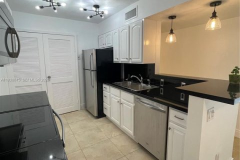 Condo in Miami, Florida, 3 bedrooms  № 1996700 - photo 16