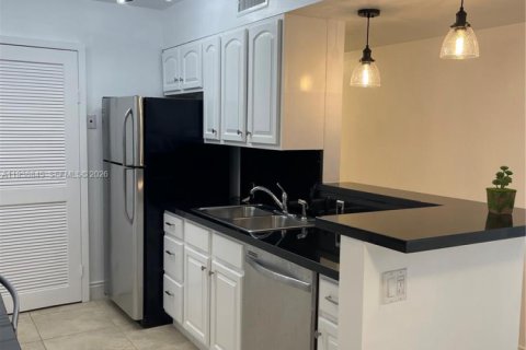 Condo in Miami, Florida, 3 bedrooms  № 1996700 - photo 12