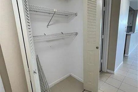 Condo in Davie, Florida, 1 bedroom  № 2182431 - photo 12