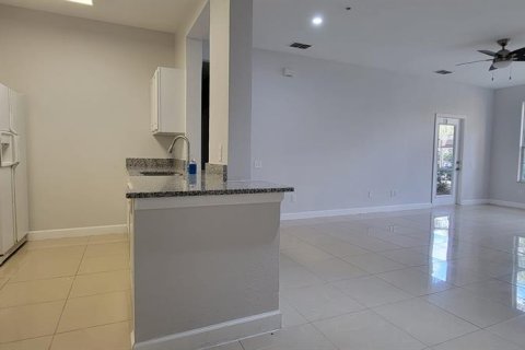 Apartamento en alquiler en Orlando, Florida, 3 dormitorios, 130.81 m2 № 2150584 - foto 4