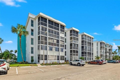 Condo in Saint Petersburg, Florida, 3 bedrooms № 2231189 - photo 2