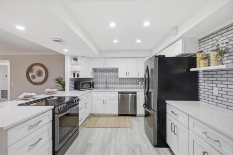 Condo in Saint Petersburg, Florida, 3 bedrooms № 2231189 - photo 6