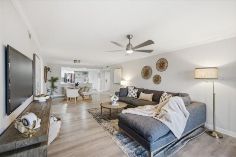 Condo in Saint Petersburg, Florida, 3 bedrooms № 2231189 - photo 15