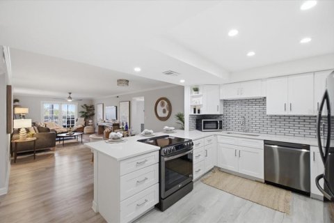 Condo in Saint Petersburg, Florida, 3 bedrooms № 2231189 - photo 8