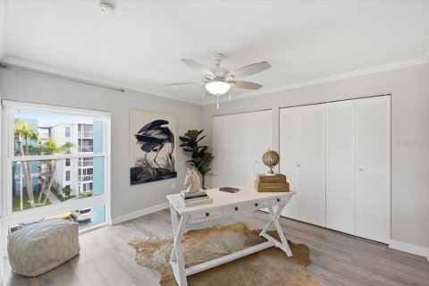 Condo in Saint Petersburg, Florida, 3 bedrooms № 2231189 - photo 27