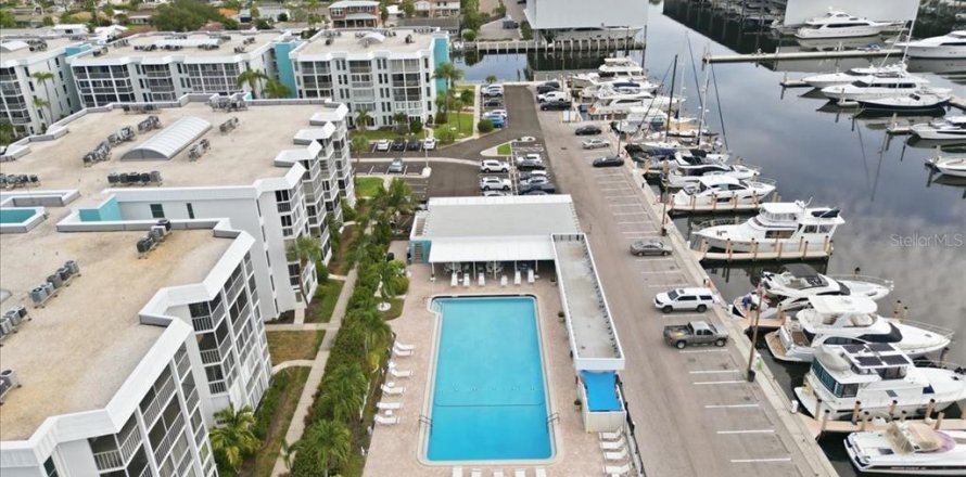Condo in Saint Petersburg, Florida, 3 bedrooms № 2231189