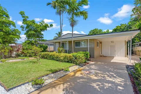 House in Hialeah, Florida 4 bedrooms, 110.18 sq.m. № 2186407 - photo 5