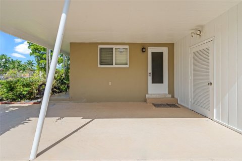 House in Hialeah, Florida 4 bedrooms, 110.18 sq.m. № 2186407 - photo 7