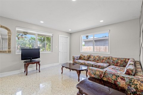 House in Hialeah, Florida 4 bedrooms, 110.18 sq.m. № 2186407 - photo 11