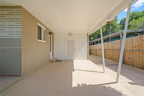 House in Hialeah, Florida 4 bedrooms, 110.18 sq.m. № 2186407 - photo 8