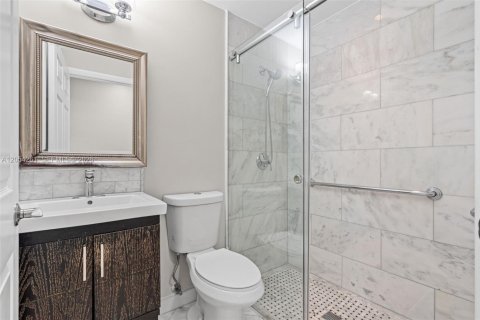 House in Hialeah, Florida 4 bedrooms, 110.18 sq.m. № 2186407 - photo 20