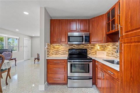 House in Hialeah, Florida 4 bedrooms, 110.18 sq.m. № 2186407 - photo 15