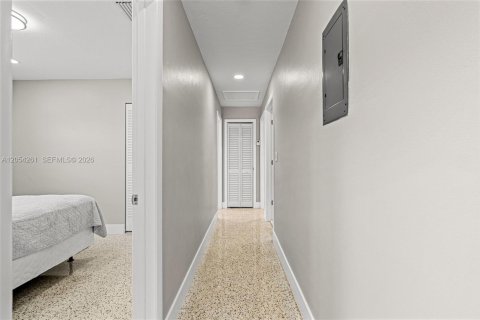 House in Hialeah, Florida 4 bedrooms, 110.18 sq.m. № 2186407 - photo 17