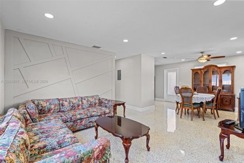 House in Hialeah, Florida 4 bedrooms, 110.18 sq.m. № 2186407 - photo 9