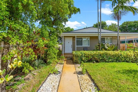 House in Hialeah, Florida 4 bedrooms, 110.18 sq.m. № 2186407 - photo 3