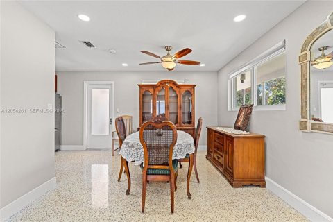 House in Hialeah, Florida 4 bedrooms, 110.18 sq.m. № 2186407 - photo 12