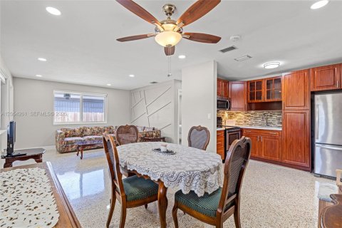 House in Hialeah, Florida 4 bedrooms, 110.18 sq.m. № 2186407 - photo 13