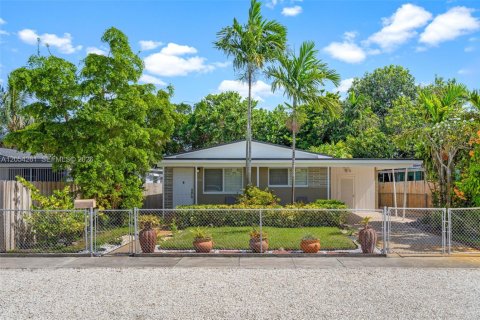 House in Hialeah, Florida 4 bedrooms, 110.18 sq.m. № 2186407