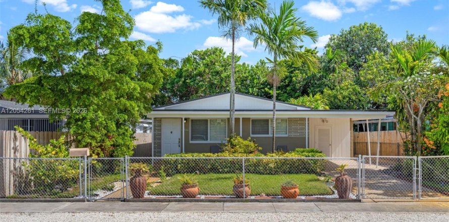 House in Hialeah, Florida 4 bedrooms, 110.18 sq.m. № 2186407
