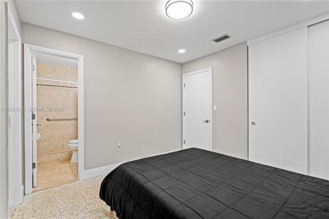 House in Hialeah, Florida 4 bedrooms, 110.18 sq.m. № 2186407 - photo 25