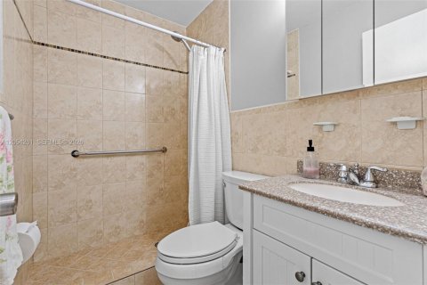 House in Hialeah, Florida 4 bedrooms, 110.18 sq.m. № 2186407 - photo 26