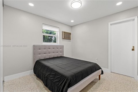 House in Hialeah, Florida 4 bedrooms, 110.18 sq.m. № 2186407 - photo 23