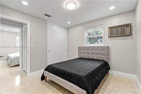 House in Hialeah, Florida 4 bedrooms, 110.18 sq.m. № 2186407 - photo 24