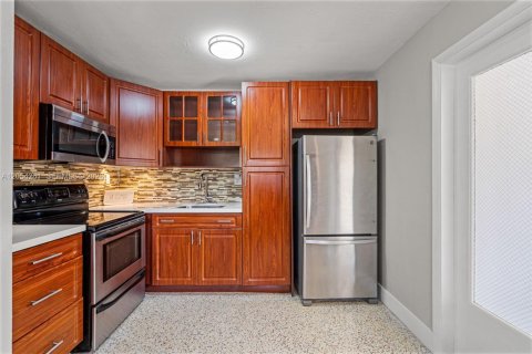 House in Hialeah, Florida 4 bedrooms, 110.18 sq.m. № 2186407 - photo 14