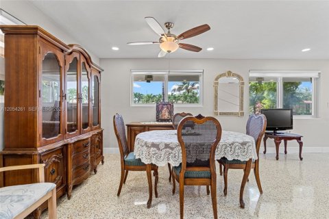 House in Hialeah, Florida 4 bedrooms, 110.18 sq.m. № 2186407 - photo 16