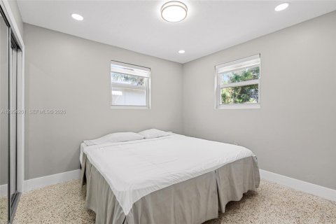 House in Hialeah, Florida 4 bedrooms, 110.18 sq.m. № 2186407 - photo 21