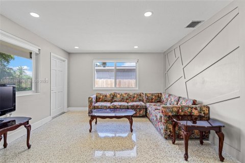 House in Hialeah, Florida 4 bedrooms, 110.18 sq.m. № 2186407 - photo 10