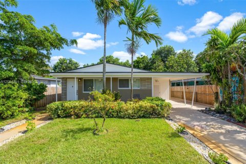 House in Hialeah, Florida 4 bedrooms, 110.18 sq.m. № 2186407 - photo 2
