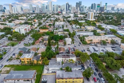 Propiedad comercial en venta en Miami, Florida, 242.85 m2 № 1965740 - foto 10