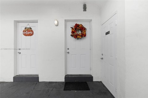 Propiedad comercial en venta en Miami, Florida, 242.85 m2 № 1965740 - foto 5